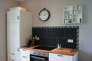 Fridge, oven, dishwasher, coffee/tea maker