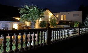 Une maison moderne dotée d’un balcon, d’un coin repas et d’un hall d’entrée bien éclairé.