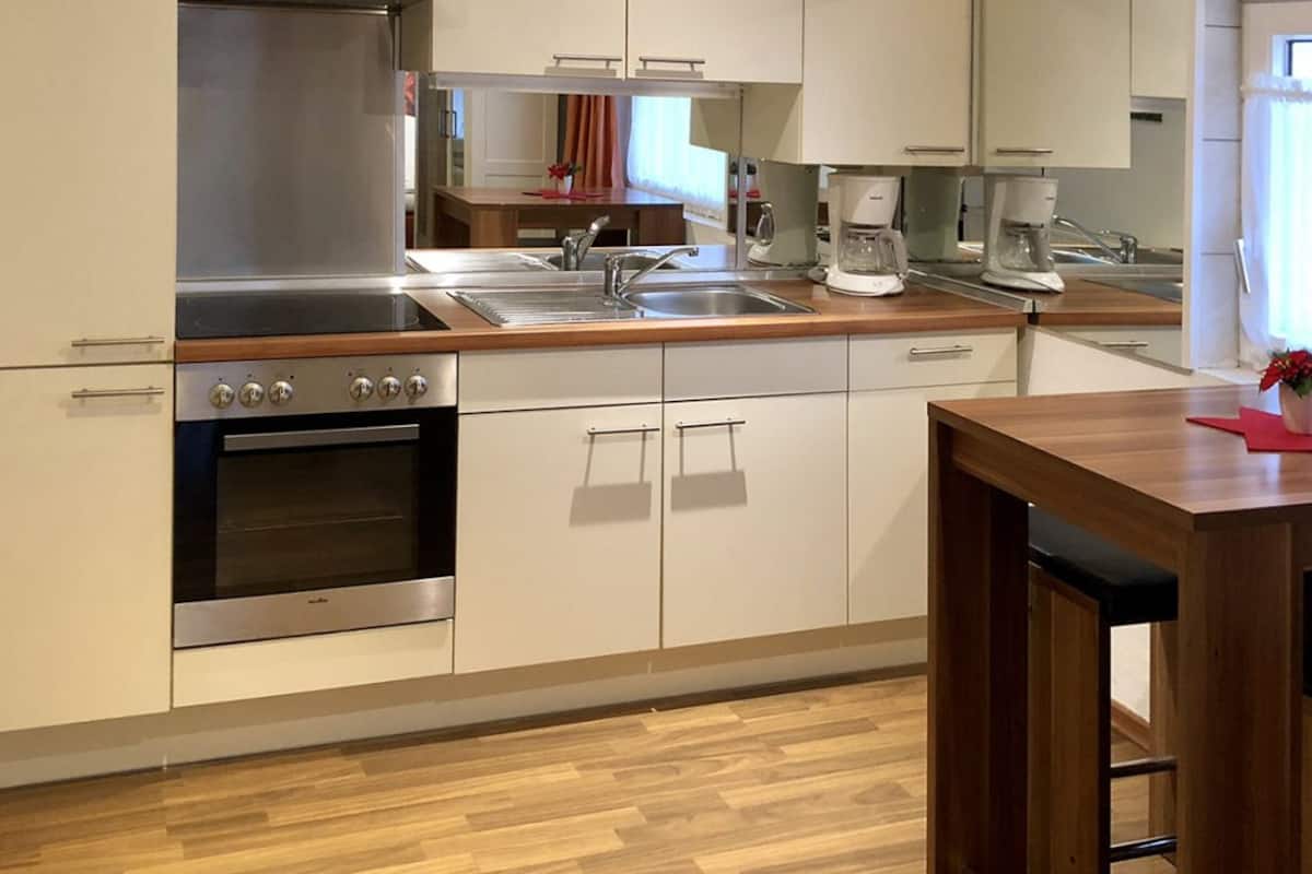 basic double or twin room | private kitchen | fridge, microwave, stovetop, coffee/tea maker