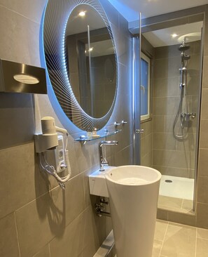 Double Room Single Use | Bathroom sink - Wilsmann Apartmentvermietung (Hoevelhof)