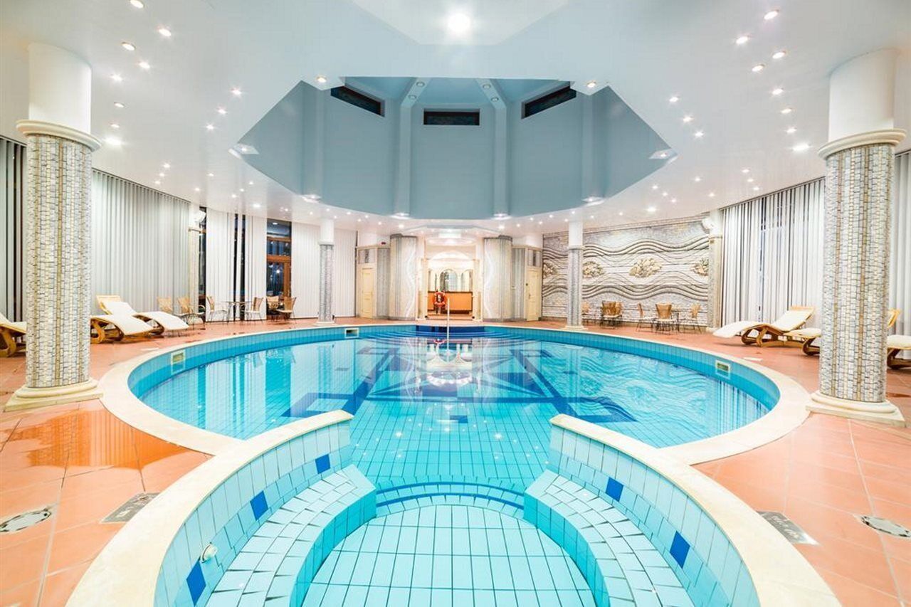 Innendørsbasseng og utendørsbasseng