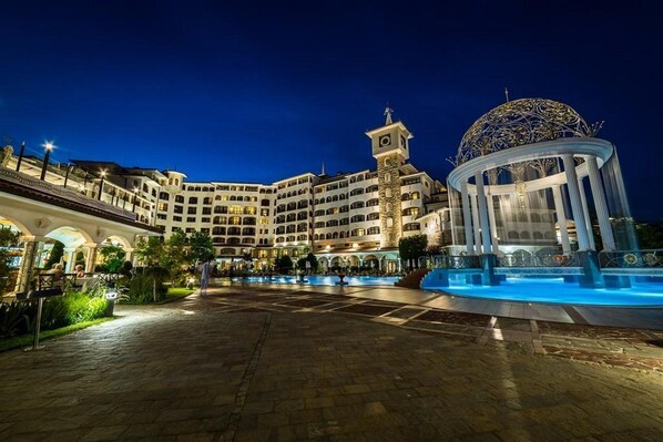 Una piscina cubierta, una piscina al aire libre