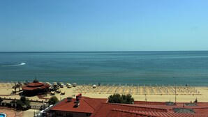 På stranden