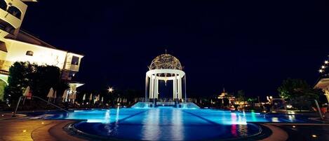 Una piscina techada, una piscina al aire libre