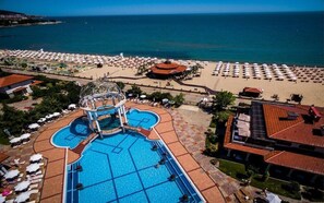 Una piscina cubierta, una piscina al aire libre
