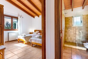 2 quartos, cofres nos quartos, ferros/tábuas de passar roupa