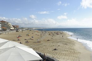 Una spiaggia nelle vicinanze