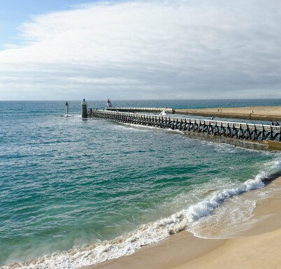 Stylish Beach Apartment for 4 – Walk to the beach