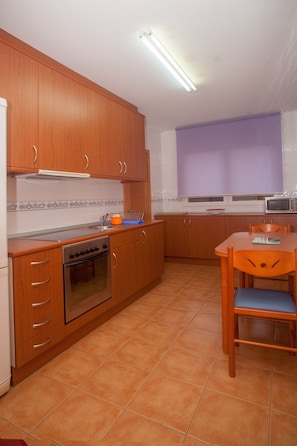 Fridge, oven, toaster, cookware/dishes/utensils