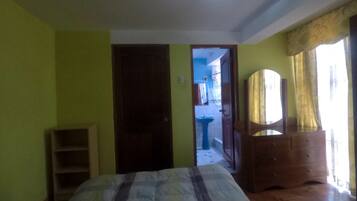 Huoneisto, 3 makuuhuonetta, oma kylpyhuone (1 Double Bed, 2 Twins Beds.) | 3 makuuhuonetta, pimennysverhot, silitysrauta/-lauta, vuodevaatteet