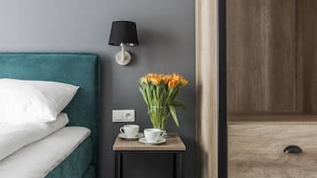 Standard Double Room | Living area | 40-inch flat-screen TV with satellite channels, TV, Netflix