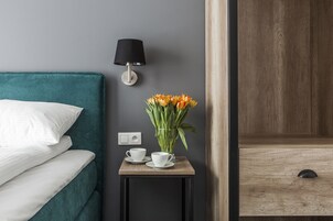 Standard Double Room | Living area | 40-inch flat-screen TV with satellite channels, TV, Netflix