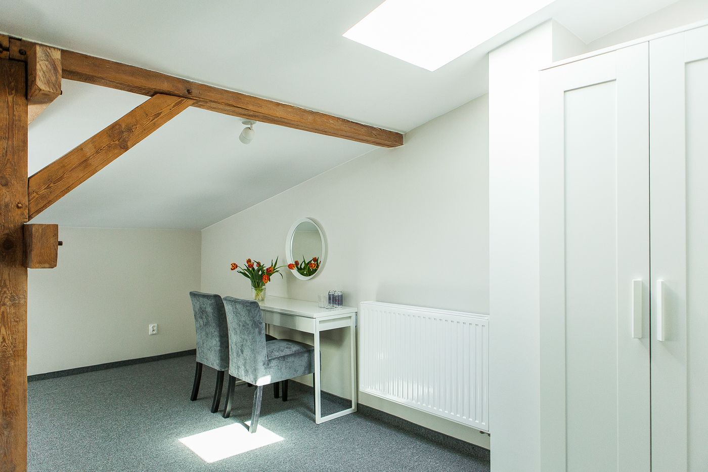 deluxe double room, bathtub | living area | 40-inch flat-screen tv with satellite channels, tv, netflix