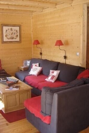 Fernseher, Kamin, DVD-Player, Bücher