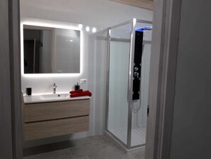 Double Room | Bathroom | Shower, towels - B&B Lady Jolanda (Porto Cesareo)