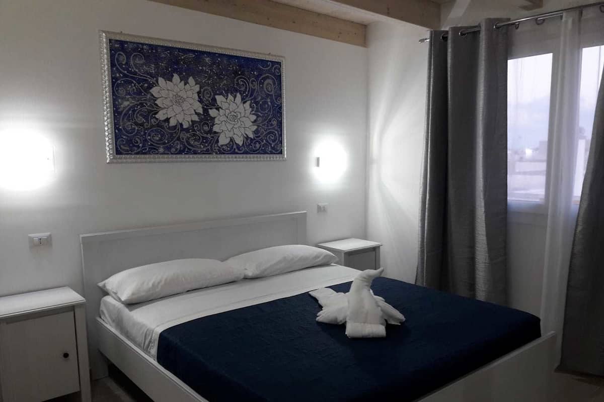 Double Room | In-room safe, blackout drapes, WiFi (free), bed sheets
