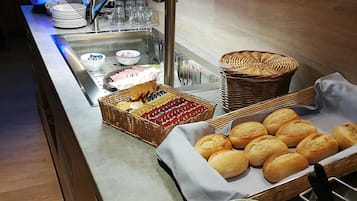 Comida y bebida