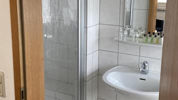 Triple Room, Private Bathroom, Courtyard View | Bathroom