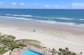 En la playa, camastros y toallas de playa 