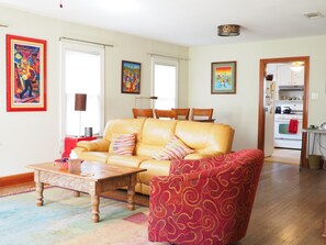 TV, musikkbibliotek, filmbibliotek og stereoanlegg