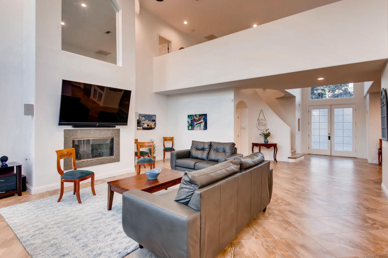 Smart TV, chimenea, videojuegos y tenis de mesa 