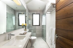 Douche, séchoir à cheveux, serviettes fournies, savon