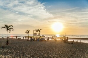 Plage à proximité, chaises longues, serviettes de plage