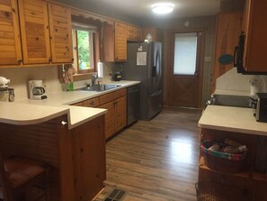 Kjøleskap, mikrobølgeovn, ovn og kokeplater