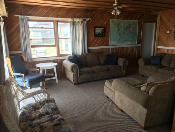 Téléviseur, foyer, livres