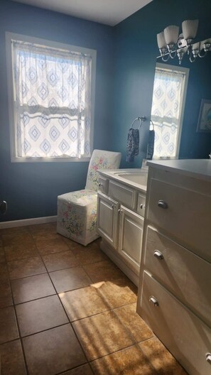 Ensemble baignoire-douche, séchoir à cheveux, serviettes fournies