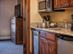 Kühlschrank, Mikrowelle, Herdplatte, Geschirrspüler