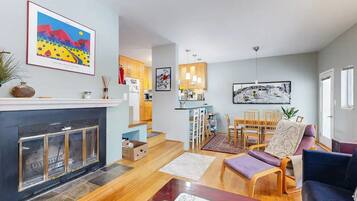 Smart-TV, Kamin, DVD-Player, BĂŒcher