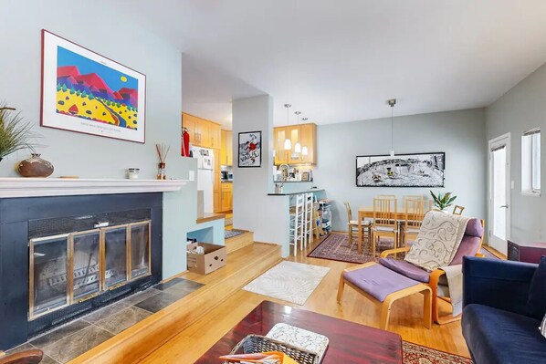 TV connectée, cheminée, lecteur de DVD, livres