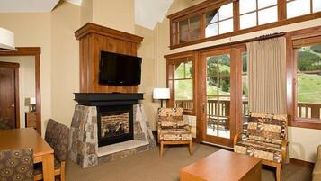 Televisión de pantalla plana, chimenea, reproductor de DVD y oficina