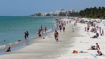 Liegestühle, Strandtücher