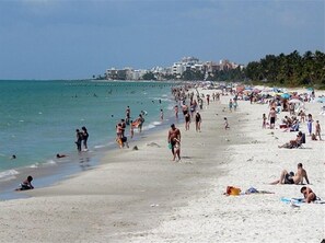 サンラウンジャー、ビーチタオル