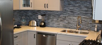 Huntington Beach Townhome style apartment, close to pier, beach and Pacific City