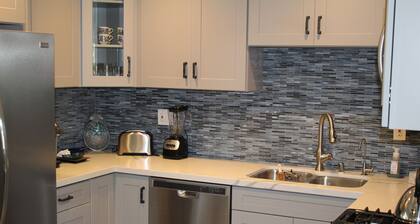 Huntington Beach Townhome style apartment, close to pier, beach and Pacific City