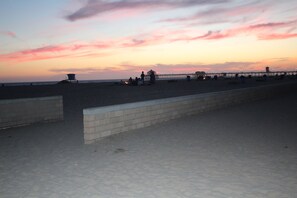 Vlak bij het strand, ligstoelen, strandlakens