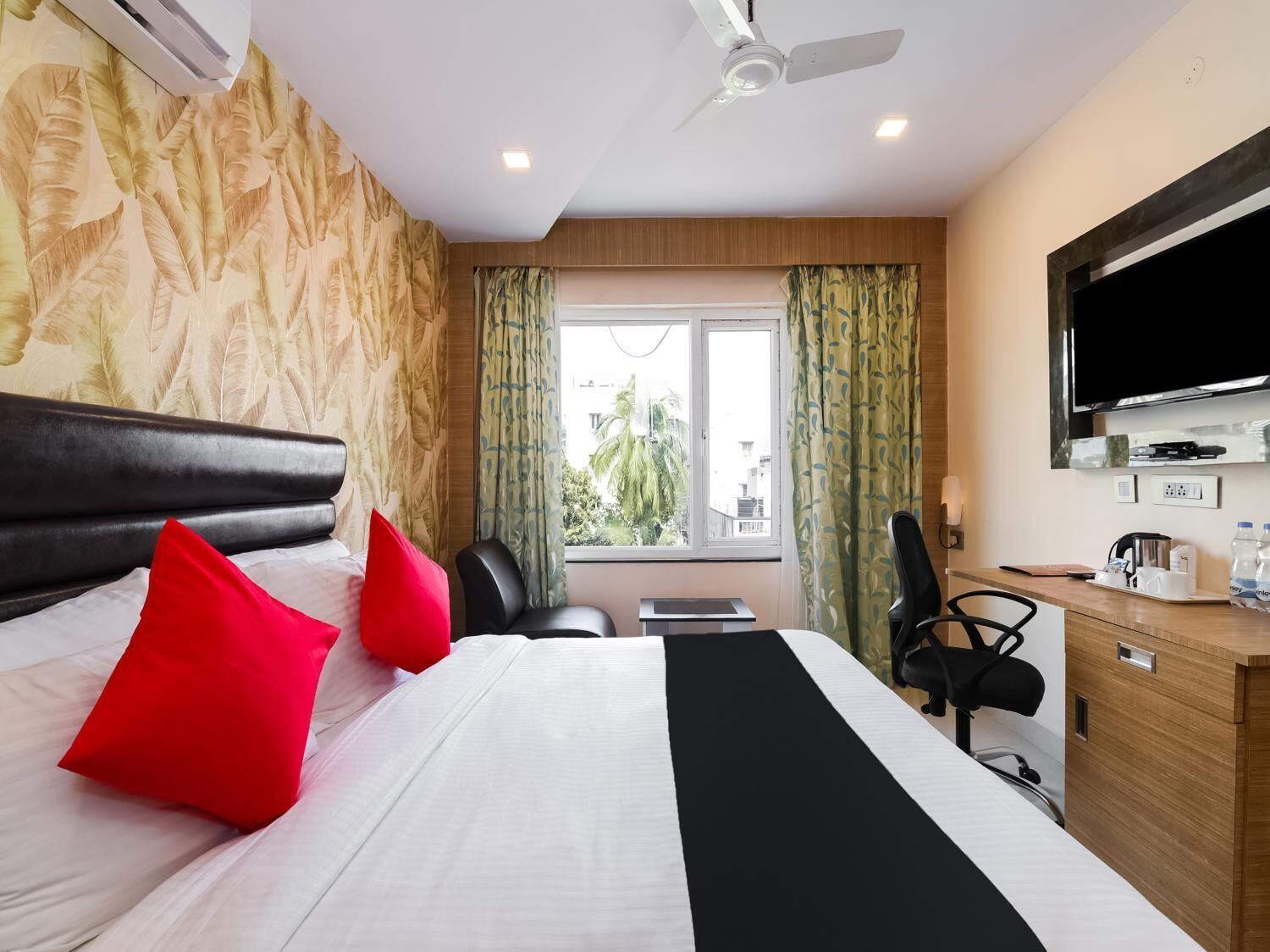 Habitación Premium con 2 camas individuales | Ropa de cama de alta calidad, escritorio, cortinas opacas