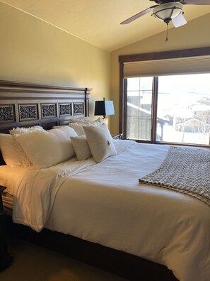4 bedrooms, iron/ironing board, free WiFi, bed sheets