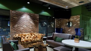 Lobby-lounge