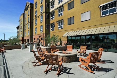 Sundeck. Oxford Suites Paso Robles