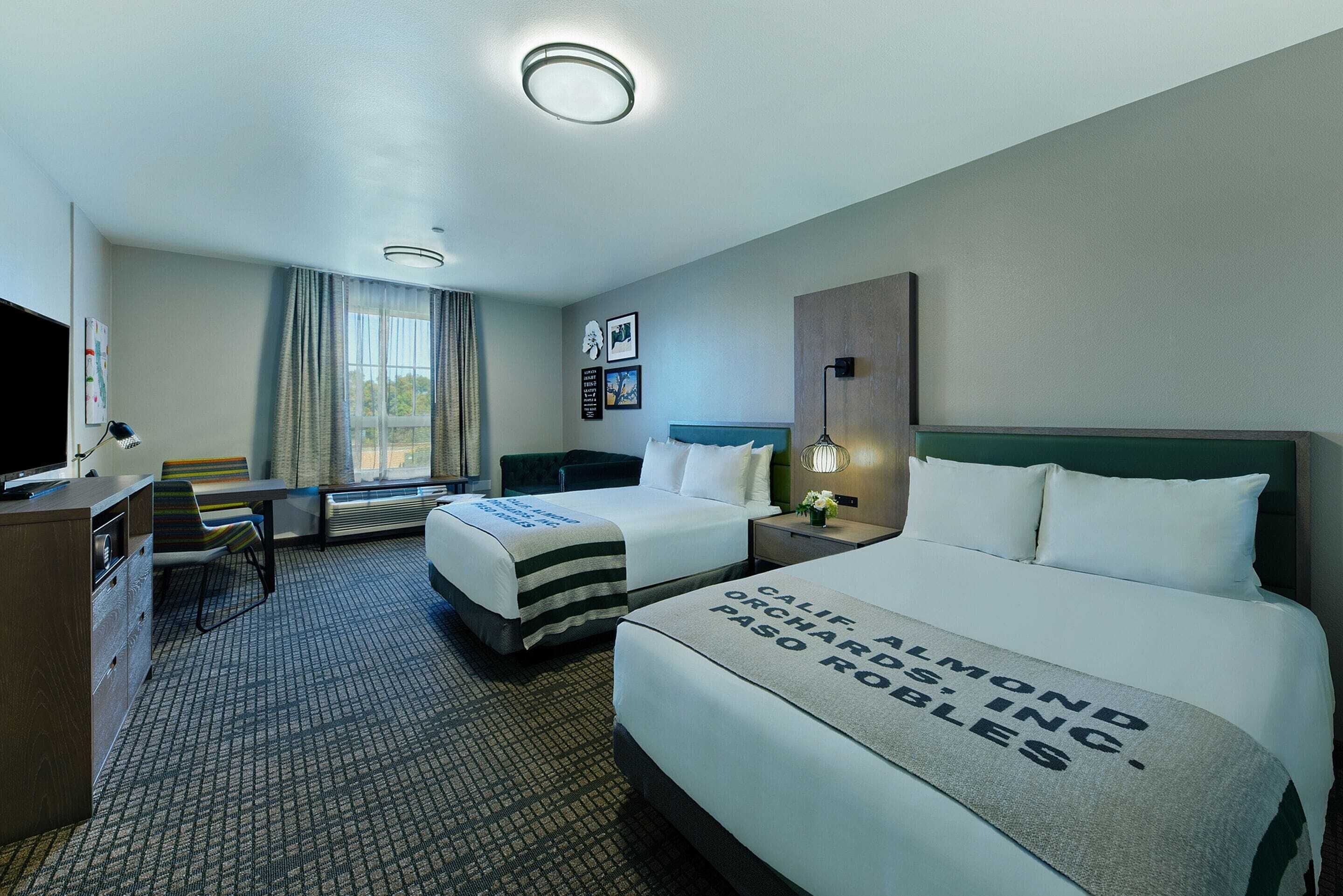 Luxe beddengoed, een kluis op de kamer, een bureau