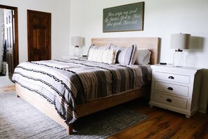 6 bedrooms, desk, iron/ironing board, travel cot