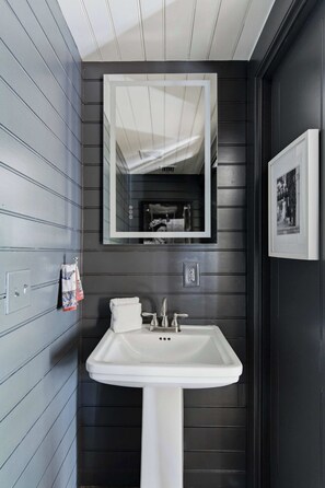 Een douche, een haardroger, handdoeken, shampoo