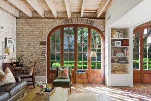 Interior - Casa Zoë | Historic Garden Carriage House CHS (Charleston)