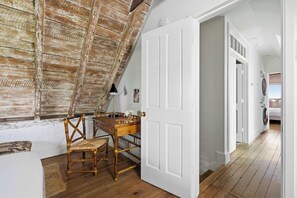 Interior - Casa Zoë | Historic Garden Carriage House CHS (Charleston)