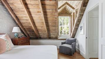 2 habitaciones, escritorio y tabla de planchar con plancha