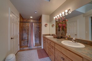 Combined shower/bathtub, hair dryer, towels, shampoo - Mountain Views In the heart Of Canyon Country; Adventure base for your visit! (Moab)